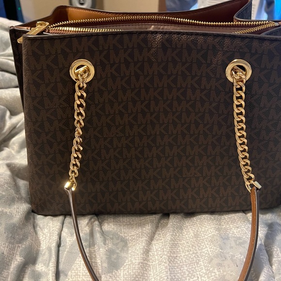 Teagan Large Logo Shoulder Bag - Picture 2 of 6